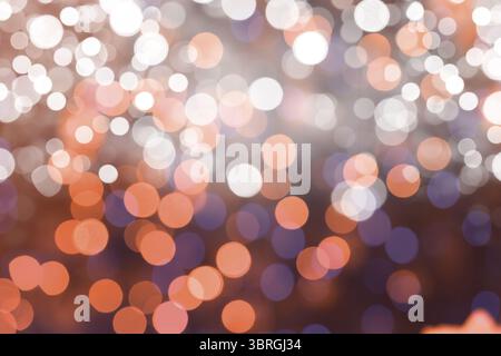 Der abstrakte Hintergrund des Bokeh zeigt sich überlappende orange, blaue und weiße Lichtkreise in flachem Design Stockfoto