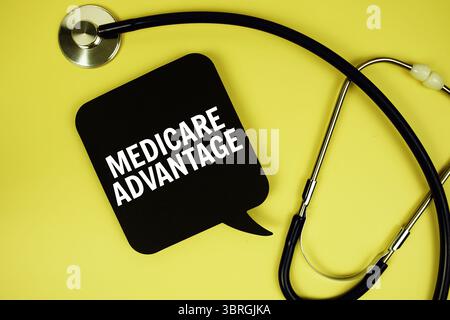 Medicare Advantage Text auf Sprechblase mit Stethoskop auf gelbem Hintergrund, gesundes Konzept Stockfoto