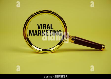 Text für das virale Marketing mit Lupe auf gelbem Hintergrund Stockfoto