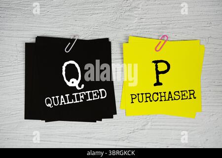 QP – Text des qualifizierten Käufers auf Haftnotiz auf konkretem Hintergrund Stockfoto