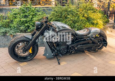 Almaty, Kasachstan - 4. Juli 2025: Harley-Davidson V-Rod Motorrad auf dem Parkplatz. Legendäres Motorrad Stockfoto