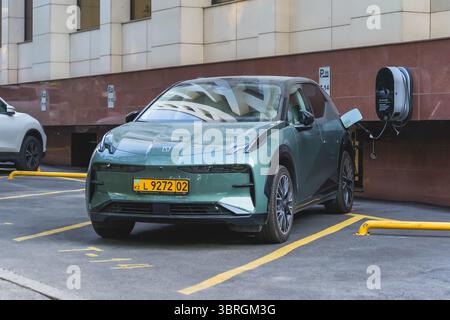 Almaty, Kasachstan - 4. Juli 2025: Zeekr X parkt an einer Ladestation. Elektrofahrzeug Stockfoto