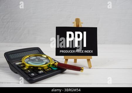 PPI-Abkürzung des Textes Producer Price Index mit Lupe und Rechner auf hölzernem Hintergrund Stockfoto