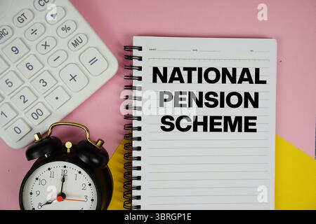 Text des nationalen Rentensystems auf Notizblock mit Taschenrechner und Wecker auf rosa Hintergrund geschrieben Stockfoto
