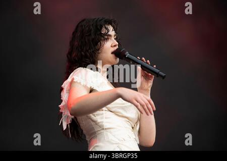 Abigail Morris von The Last Dinner Party live beim Lollapalooza Berlin 2025 präsentiert von Telekom im Olympiapark und Olympiastadion. Berlin, 12.07.2025 *** Abigail Morris von der letzten Dinner Party live im Lollapalooza Berlin 2025 präsentiert von der Telekom im Olympiapark und Olympiastadion Berlin, 12 07 2025 Foto:XJ.xKnowlesx/xFuturexImagex lollapalooza 5708 Stockfoto