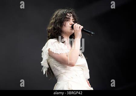 Abigail Morris von The Last Dinner Party live beim Lollapalooza Berlin 2025 präsentiert von Telekom im Olympiapark und Olympiastadion. Berlin, 12.07.2025 *** Abigail Morris von der letzten Dinner Party live im Lollapalooza Berlin 2025 präsentiert von der Telekom im Olympiapark und Olympiastadion Berlin, 12 07 2025 Foto:XJ.xKnowlesx/xFuturexImagex lollapalooza 5709 Stockfoto