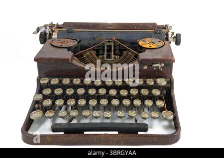 Alte, rostige Schreibmaschine bedeckt mit Dreck und Spinnweben auf weißem Hintergrund Stockfoto