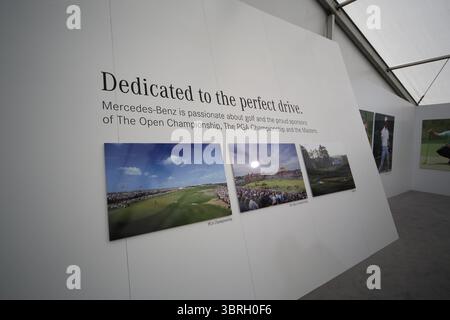 Offizieller Sponsor von Mercedes-Benz Zeltvorstellungszelt am zweiten Tag der Open Championship 2013, Muirfield, Scotalnd Picture Credit: Mark Newcombe / visionsingolf.com die Open Championship 2013 (142. Auflage) fand vom 18. Bis 21. Juli 2013 in Muirfield Golf Links in Gullane, Schottland statt – einem berühmten Veranstaltungsort, der für Präzision und Bestrafung von Fehlern bekannt ist Stockfoto