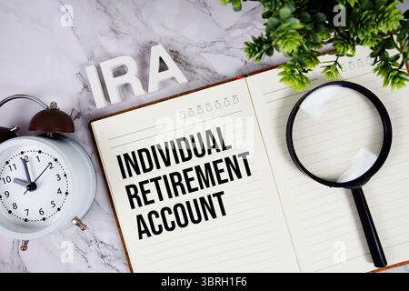 IRA – Akronym des individuellen Pensionskontos auf Notizblock, Hintergrund des Geschäftskonzepts Stockfoto