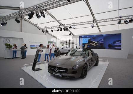 Offizieller Sponsor von Mercedes-Benz Zeltvorstellungszelt am zweiten Tag der Open Championship 2013, Muirfield, Scotalnd Picture Credit: Mark Newcombe / visionsingolf.com die Open Championship 2013 (142. Auflage) fand vom 18. Bis 21. Juli 2013 in Muirfield Golf Links in Gullane, Schottland statt – einem berühmten Veranstaltungsort, der für Präzision und Bestrafung von Fehlern bekannt ist Stockfoto