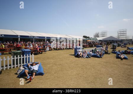 Das Zeltdorf am zweiten Tag der Open Championship 2013, Muirfield, Scotalnd Picture Credit: Mark Newcombe / visionsingolf.com die Open Championship 2013 (142. Auflage) fand vom 18. Bis 21. Juli 2013 in Muirfield Golf Links in Gullane, Schottland statt – einem geschichtsträchtigen Veranstaltungsort, der für Präzision und Bestrafung von Fehlern bekannt ist Stockfoto