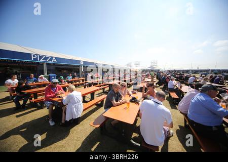 Das Zeltdorf am zweiten Tag der Open Championship 2013, Muirfield, Scotalnd Picture Credit: Mark Newcombe / visionsingolf.com die Open Championship 2013 (142. Auflage) fand vom 18. Bis 21. Juli 2013 in Muirfield Golf Links in Gullane, Schottland statt – einem geschichtsträchtigen Veranstaltungsort, der für Präzision und Bestrafung von Fehlern bekannt ist Stockfoto