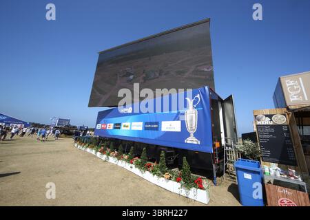 Die elektronische Anzeigetafel für Zelte am zweiten Tag der Open Championship 2013, Muirfield, Scotalnd Picture Credit: Mark Newcombe / visionsingolf.com die Open Championship 2013 (142. Ausgabe) fand vom 18. Bis 21. Juli 2013 in Muirfield Golf Links in Gullane, Schottland statt – einem berühmten Veranstaltungsort, der für Präzision und Bestrafung von Fehlern bekannt ist Stockfoto