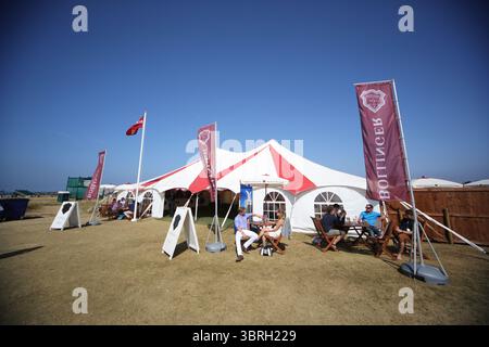 Das Zeltdorf Bollinger Champagnerzelt am zweiten Tag der Open Championship 2013, Muirfield, Scotalnd Picture Credit: Mark Newcombe / visionsingolf.com die Open Championship 2013 (142. Auflage) fand vom 18. Bis 21. Juli 2013 in Muirfield Golf Links in Gullane, Schottland statt – ein geschichtsträchtiger Veranstaltungsort, der für Präzision und Bestrafung von Fehlern bekannt ist Stockfoto
