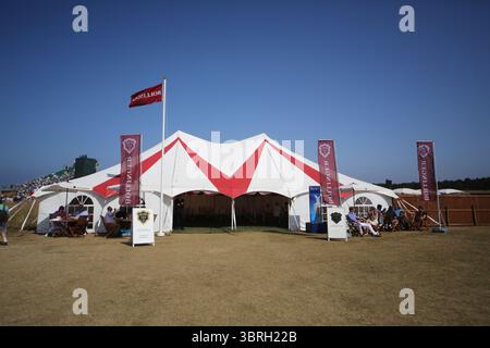 Das Zeltdorf Bollinger Champagnerzelt am zweiten Tag der Open Championship 2013, Muirfield, Scotalnd Picture Credit: Mark Newcombe / visionsingolf.com die Open Championship 2013 (142. Auflage) fand vom 18. Bis 21. Juli 2013 in Muirfield Golf Links in Gullane, Schottland statt – ein geschichtsträchtiger Veranstaltungsort, der für Präzision und Bestrafung von Fehlern bekannt ist Stockfoto