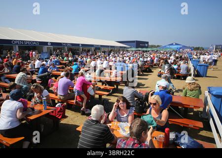 Das Zeltdorf am zweiten Tag der Open Championship 2013, Muirfield, Scotalnd Picture Credit: Mark Newcombe / visionsingolf.com die Open Championship 2013 (142. Auflage) fand vom 18. Bis 21. Juli 2013 in Muirfield Golf Links in Gullane, Schottland statt – einem geschichtsträchtigen Veranstaltungsort, der für Präzision und Bestrafung von Fehlern bekannt ist Stockfoto