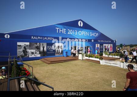 Das Zeltdorf am zweiten Tag der Open Championship 2013, Muirfield, Scotalnd Picture Credit: Mark Newcombe / visionsingolf.com die Open Championship 2013 (142. Auflage) fand vom 18. Bis 21. Juli 2013 in Muirfield Golf Links in Gullane, Schottland statt – einem geschichtsträchtigen Veranstaltungsort, der für Präzision und Bestrafung von Fehlern bekannt ist Stockfoto