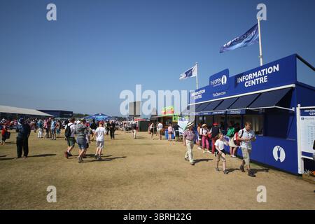Das Zeltdorf am zweiten Tag der Open Championship 2013, Muirfield, Scotalnd Picture Credit: Mark Newcombe / visionsingolf.com die Open Championship 2013 (142. Auflage) fand vom 18. Bis 21. Juli 2013 in Muirfield Golf Links in Gullane, Schottland statt – einem geschichtsträchtigen Veranstaltungsort, der für Präzision und Bestrafung von Fehlern bekannt ist Stockfoto