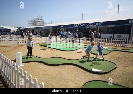 Die mit Zelt bebaute Village Swing Zone für den Golfunterricht am zweiten Tag der Open Championship 2013, Muirfield, Scotalnd Picture Credit: Mark Newcombe / visionsingolf.com die Open Championship 2013 (142. Ausgabe) fand vom 18. Bis 21. Juli 2013 in Muirfield Golf Links in Gullane, Schottland statt – einem geschichtsträchtigen Veranstaltungsort, der für Präzision und Bestrafung von Fehlern bekannt ist Stockfoto