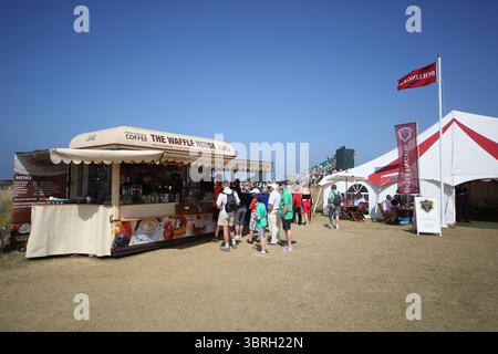 Das Zeltdorf am zweiten Tag der Open Championship 2013, Muirfield, Scotalnd Picture Credit: Mark Newcombe / visionsingolf.com die Open Championship 2013 (142. Auflage) fand vom 18. Bis 21. Juli 2013 in Muirfield Golf Links in Gullane, Schottland statt – einem geschichtsträchtigen Veranstaltungsort, der für Präzision und Bestrafung von Fehlern bekannt ist Stockfoto