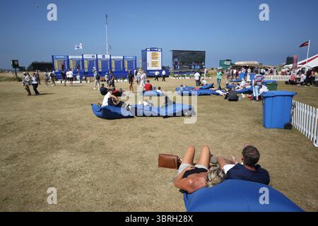 Das Zeltdorf am zweiten Tag der Open Championship 2013, Muirfield, Scotalnd Picture Credit: Mark Newcombe / visionsingolf.com die Open Championship 2013 (142. Auflage) fand vom 18. Bis 21. Juli 2013 in Muirfield Golf Links in Gullane, Schottland statt – einem geschichtsträchtigen Veranstaltungsort, der für Präzision und Bestrafung von Fehlern bekannt ist Stockfoto
