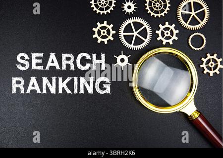 Suchranking-Textnachricht mit Lupe auf schwarzem Hintergrund Stockfoto