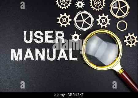 Textnachricht im Benutzerhandbuch mit Vergrößerungsglas auf schwarzem Hintergrund Stockfoto