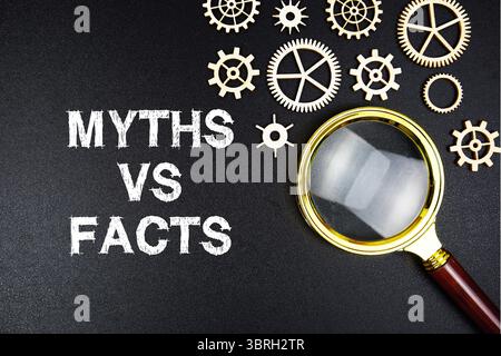 Textnachricht Mythen vs. Fakten mit Lupe auf schwarzem Hintergrund Stockfoto