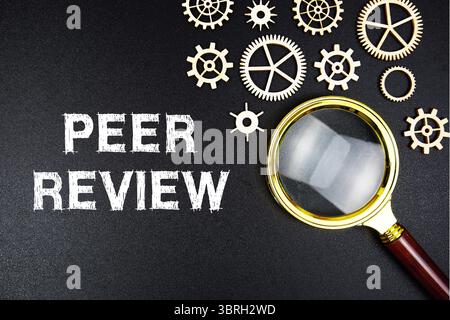 Peer Review Textnachricht mit Vergrößerungsglas auf schwarzem Hintergrund Stockfoto