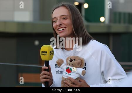 London, Celestynow, Großbritannien. Juli 2025. IGA SWIATEK aus Polen feiert den Sieg des Finales der Meisterschaften 2025 im Wimbledon AELTC in London. (Kreditbild: © Marcin Cholewinski/ZUMA Press Wire) NUR REDAKTIONELLE VERWENDUNG! Nicht für kommerzielle ZWECKE! Stockfoto