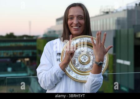 London, Celestynow, Großbritannien. Juli 2025. IGA SWIATEK aus Polen feiert den Sieg des Finales der Meisterschaften 2025 im Wimbledon AELTC in London. (Kreditbild: © Marcin Cholewinski/ZUMA Press Wire) NUR REDAKTIONELLE VERWENDUNG! Nicht für kommerzielle ZWECKE! Stockfoto