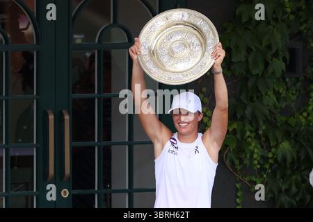 London, Celestynow, Großbritannien. Juli 2025. IGA SWIATEK aus Polen feiert den Sieg des Finales der Meisterschaften 2025 im Wimbledon AELTC in London. (Kreditbild: © Marcin Cholewinski/ZUMA Press Wire) NUR REDAKTIONELLE VERWENDUNG! Nicht für kommerzielle ZWECKE! Stockfoto