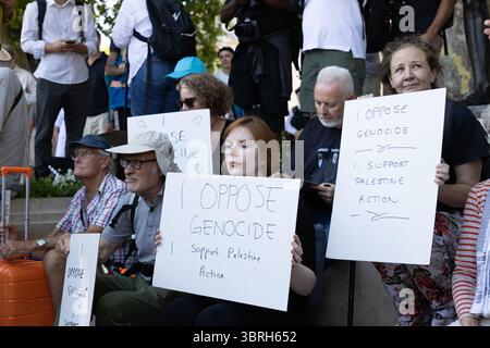 London, Großbritannien. Juli 2025. Demonstranten bei der Verteidigung unserer Geschworenen protestieren auf dem Parliament Square, London, Großbritannien. Richard Bayfield/Alamy Live News Stockfoto