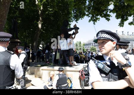 London, Großbritannien. Juli 2025. Demonstranten bei der Verteidigung unserer Geschworenen protestieren auf dem Parliament Square, London, Großbritannien. Richard Bayfield/Alamy Live News Stockfoto
