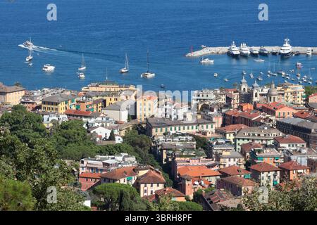 Camogli, Italien - 11. Juli 2025. Yachten, Boote in der Bucht von Ligurien. Meer und Tourismus in Italien. Traditionelle Gebäude. Hintergrund für die Konstruktion. Stockfoto