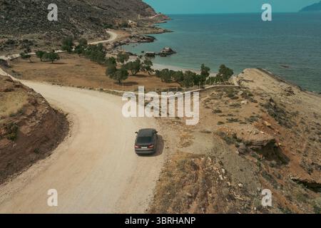 Geländewagen, der an sonnigen Tagen zur Lagune von Balos auf Kreta fährt Stockfoto