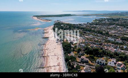 Wunderschöner Blick aus der Vogelperspektive von Mudeford in Dorset in Richtung Hengistbury Head während der dritten Hitzewelle in Großbritannien im Jahr 2025 Stockfoto