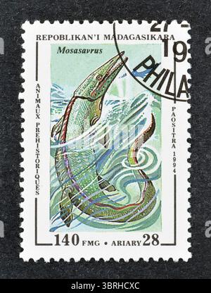 Gestempelte Briefmarke von Madagaskar, die Mosasaurus, prähistorische Tiere, um 1994 zeigt. Stockfoto