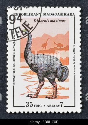 Gestempelte Briefmarke von Madagaskar, die Südinsel-Riesenmoa (Dinornis maximus), prähistorische Tiere, um 1994 zeigt. Stockfoto
