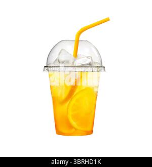 Erfrischendes alkoholfreies Getränk. Ein Orangengetränk mit Eis in einer Tasse mit Deckel und Strohhalm. Stockfoto