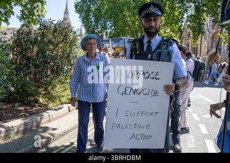 London, UK, 12. Juli 2025. Ein Metropolitan Police Officer trägt ein Protestzeichen, nachdem er einen Unterstützer verhaftet hat. Quelle: James Willoughby: ALAMY Stockfoto