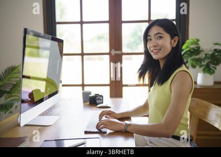 Grafikdesigner, der an einem digitalen Tablet und Computer arbeitet. Designer Asiatische Frau Künstlerin zeichnet auf Grafik Tablet Künstlerin Creative Designer Skizziergrafik Stockfoto