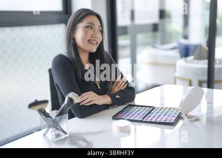 Attraktive asiatische weibliche Schönheit Influencer Frau Vlogger Anwendung Make-up Aufnahme Make-up Tutorial auf Smartphone Stockfoto