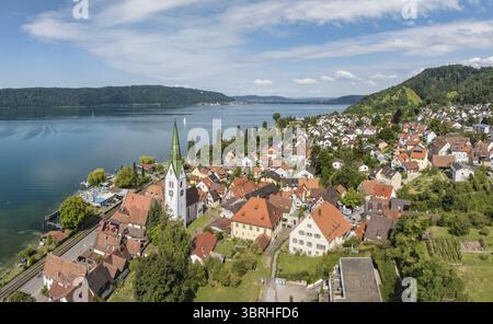 Luftbild von der Ortschaft Sipplingen am Bodensee bei sommerlicher Vegetation, gegenueber der Bodanrueck, Bodenseekreis Baden-Württemberg, Deutschlan Stockfoto
