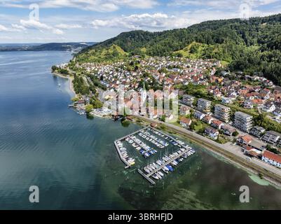 Luftbild von der Ortschaft Sipplingen am Bodensee bei sommerlicher Vegetation, gegenueber der Bodanrueck, Bodenseekreis Baden-Württemberg, Deutschlan Stockfoto