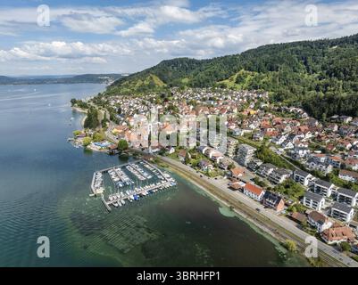 Luftbild von der Ortschaft Sipplingen am Bodensee bei sommerlicher Vegetation, gegenueber der Bodanrueck, Bodenseekreis Baden-Württemberg, Deutschlan Stockfoto