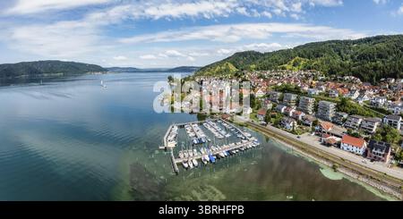 Luftbild, Panorama von der Ortschaft Sipplingen am Bodensee bei sommerlicher Vegetation, gegenueber der Bodanrueck, Bodenseekreis Baden-Württemberg, Stockfoto