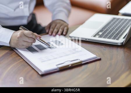Glückliche junge asiatische Frau, die an Computer Business Data Analyst arbeitet Stockfoto
