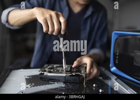 IT-Ingenieur Installation Hardware Ausrüstung Entwicklung Facility Engineer Wartung Computer Motherboard elektronische Reparaturwerkstatt Technologiegeschäft Stockfoto