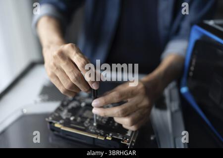 IT-Ingenieur Installation Hardware Ausrüstung Entwicklung Facility Engineer Wartung Computer Motherboard elektronische Reparaturwerkstatt Technologiegeschäft Stockfoto